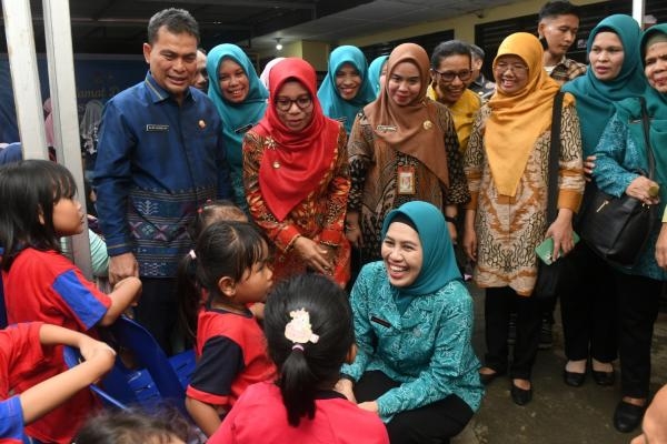 Kunjungi Posyandu Delima Tebingtinggi, Pj Ketua PKK Sumut Ajak Masyarakat Rutin CekKesehatan ke Posyandu